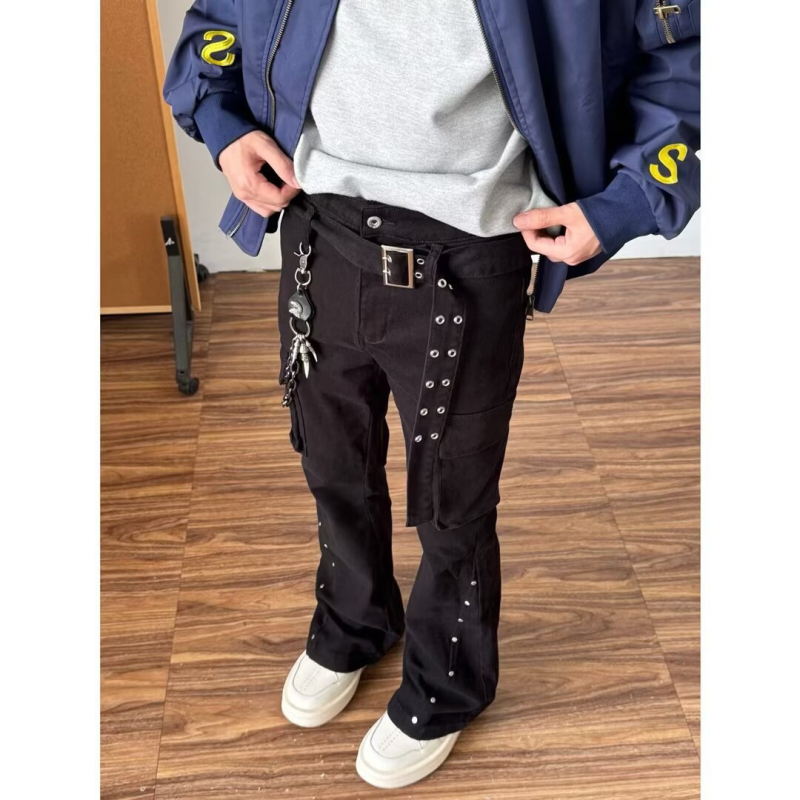 Fekete denim cargo nadrág férfiaknak szegecsekkel, lezser stílus, középmagas derék, cipzáras záródás, egyenes szár, enyhén bővülő