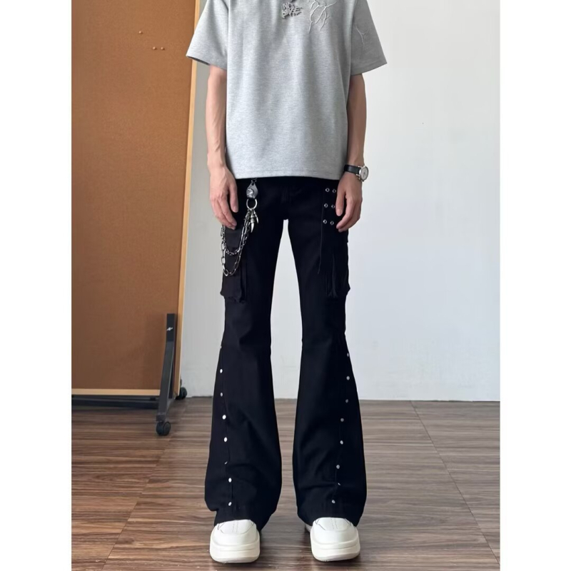 Fekete denim cargo nadrág férfiaknak szegecsekkel, lezser stílus, középmagas derék, cipzáras záródás, egyenes szár, enyhén bővülő