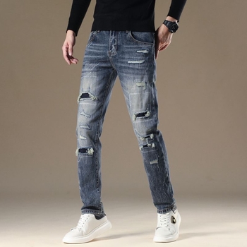 Felsőkategóriás férfi farmer patch és szakadt részletekkel, egyenes-slim fazon, stílusos distressed patchwork, rugalmas hosszú nadrág