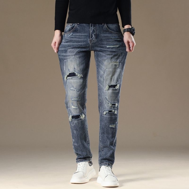 Felsőkategóriás férfi farmer patch és szakadt részletekkel, egyenes-slim fazon, stílusos distressed patchwork, rugalmas hosszú nadrág