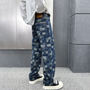 Férfiaknak kék denim farmernadrág, lazán szabott egyenes szárú, casual viselet őszi-téli 2025