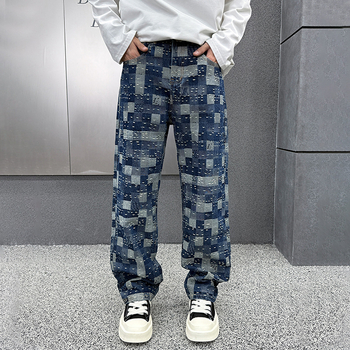 Férfiaknak kék denim farmernadrág, lazán szabott egyenes szárú, casual viselet őszi-téli 2025