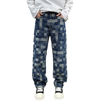 Férfiaknak kék denim farmernadrág, lazán szabott egyenes szárú, casual viselet őszi-téli 2025