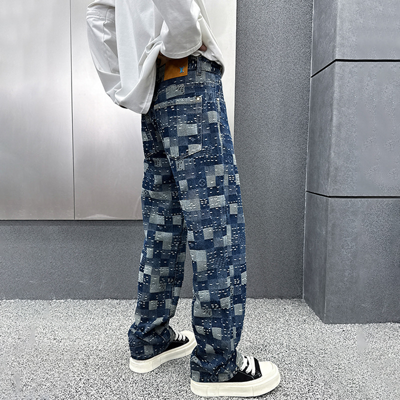 Férfiaknak kék denim farmernadrág, lazán szabott egyenes szárú, casual viselet őszi-téli 2025