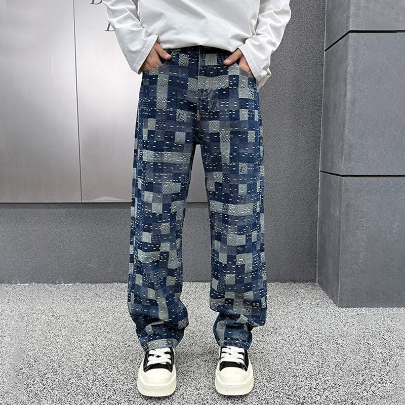 Férfiaknak kék denim farmernadrág, lazán szabott egyenes szárú, casual viselet őszi-téli 2025