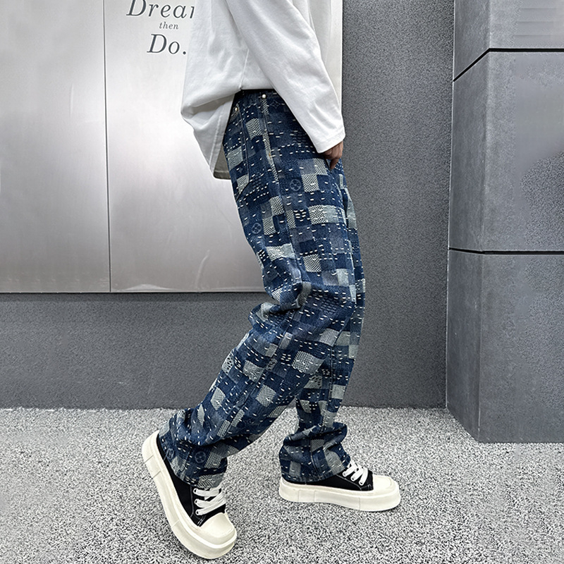 Férfiaknak kék denim farmernadrág, lazán szabott egyenes szárú, casual viselet őszi-téli 2025