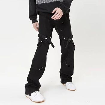 Muške crne traperice od denima, uski kroj s blagim proširenjem nogavica (micro flare), inspirirane američkim streetwear stilom