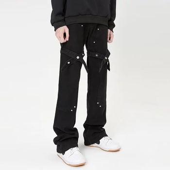 Muške crne traperice od denima, uski kroj s blagim proširenjem nogavica (micro flare), inspirirane američkim streetwear stilom