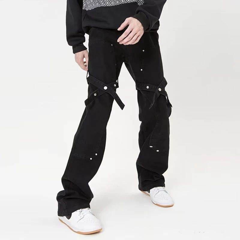Muške crne traperice od denima, uski kroj s blagim proširenjem nogavica (micro flare), inspirirane američkim streetwear stilom