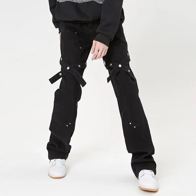 Muške crne traperice od denima, uski kroj s blagim proširenjem nogavica (micro flare), inspirirane američkim streetwear stilom