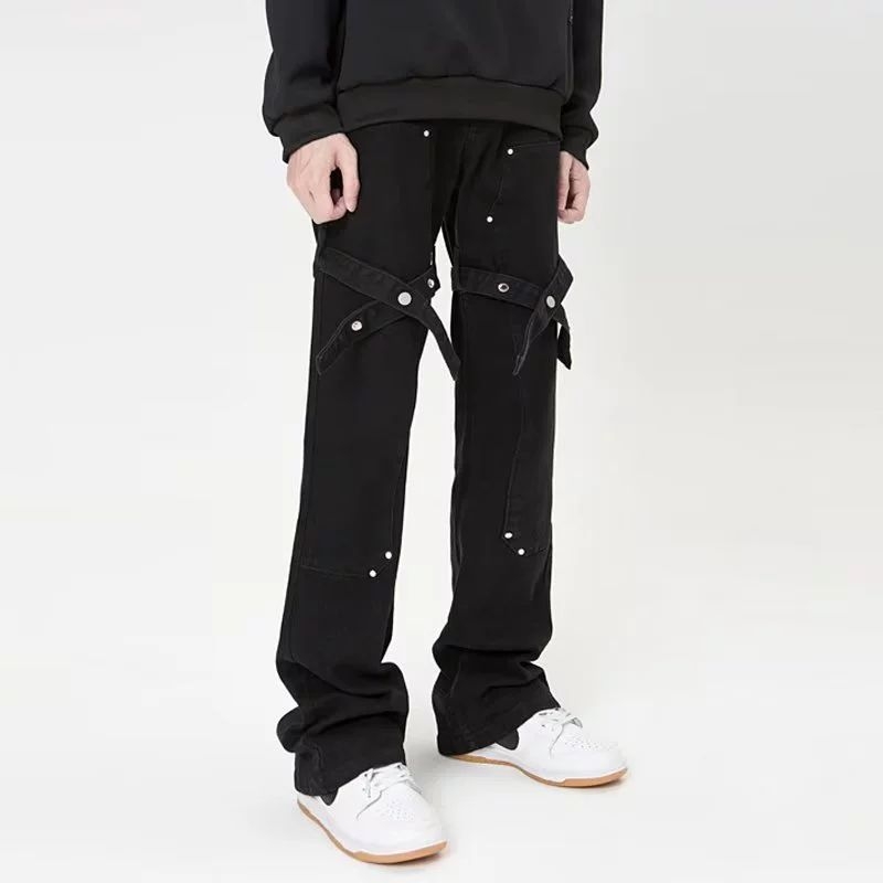 Muške crne traperice od denima, uski kroj s blagim proširenjem nogavica (micro flare), inspirirane američkim streetwear stilom