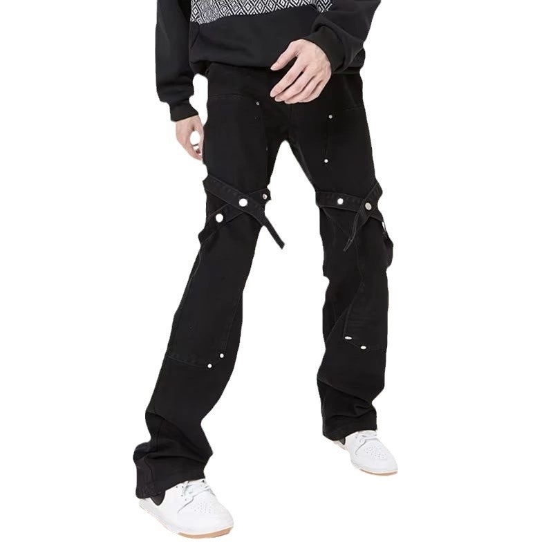 Muške crne traperice od denima, uski kroj s blagim proširenjem nogavica (micro flare), inspirirane američkim streetwear stilom