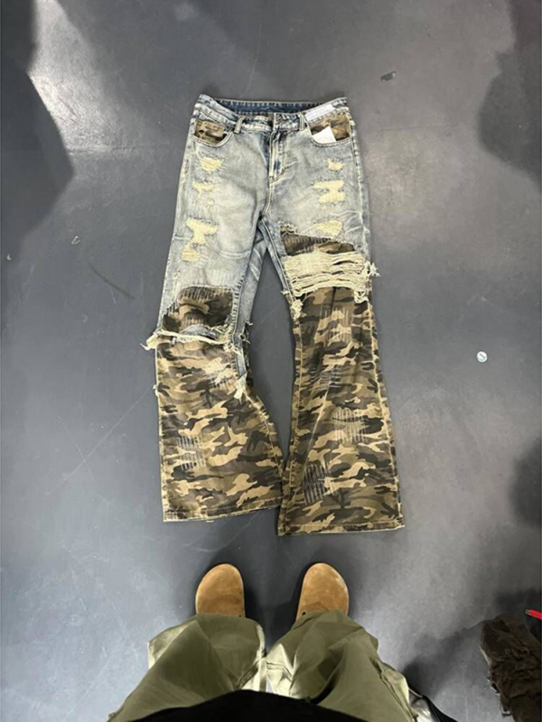 Férfiak számára készült amerikai retro stílusú farmernadrág, hamis két-darab hatású dizájn camuflázs patchworkkel, tiszta szabás, egyenes szár