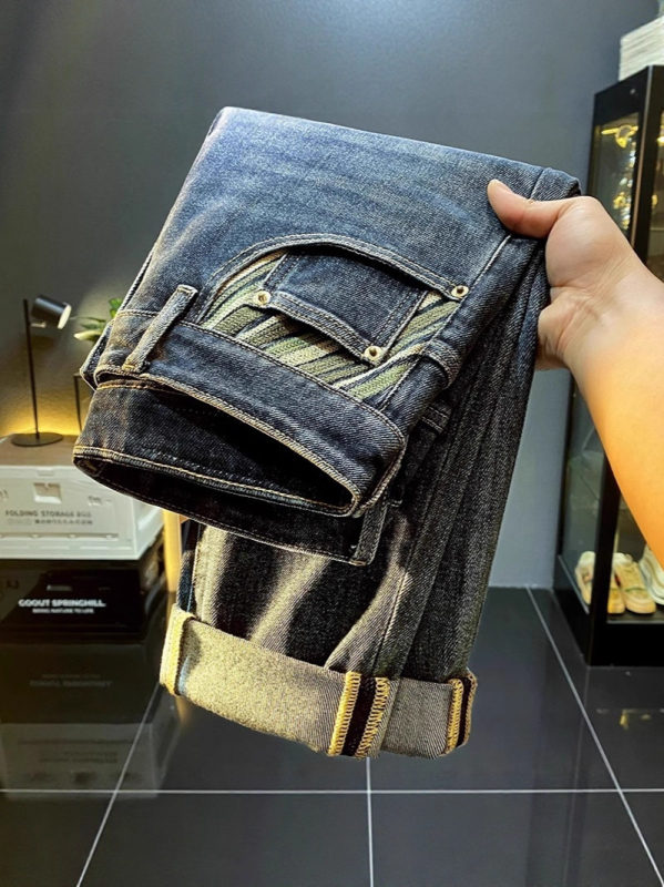 Minőségi férfi farmer 2025 hímzéssel, középmagas derekú, egyenes szabás, elasztikus, slim-fit
