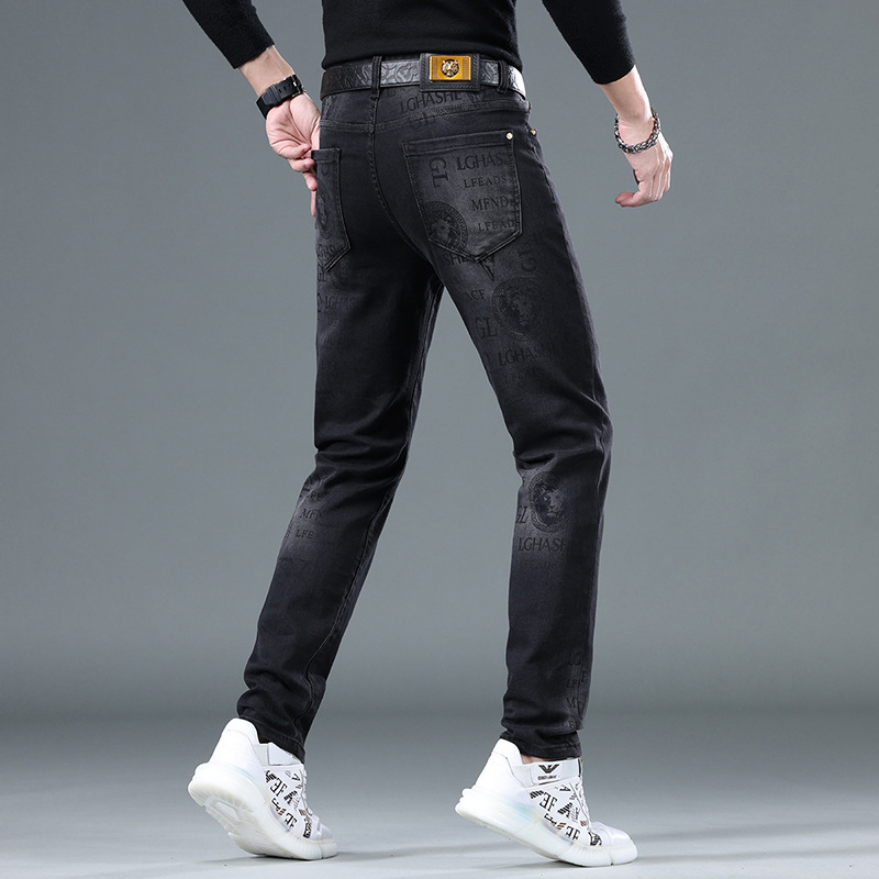 Férfi denim nadrág hímzéssel és mosott felülettel, egyenes szabás, középmagas derekú, mindennapi viselet.