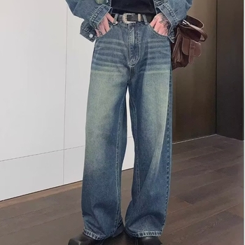 Férfi egyenes szabású farmernadrág, laza, denim casual retro stílusban, városi megjelenés