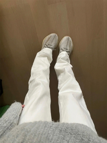 Fehér férfi farmernadrág denimből, enyhén bővülő szár, karcsú, egyenes szabás, utcai stílus.