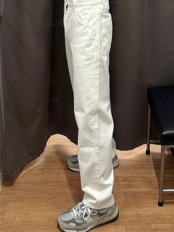 Fehér férfi farmernadrág denimből, enyhén bővülő szár, karcsú, egyenes szabás, utcai stílus.