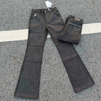 Uniszex fekete nyers denim farmer fekete hímzéssel, enyhén kiszélesedő szárú, egyenes szabás, mindennapi stílus