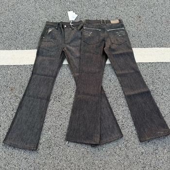 Uniszex fekete nyers denim farmer fekete hímzéssel, enyhén kiszélesedő szárú, egyenes szabás, mindennapi stílus