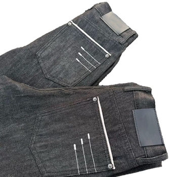Uniszex fekete nyers denim farmer fekete hímzéssel, enyhén kiszélesedő szárú, egyenes szabás, mindennapi stílus