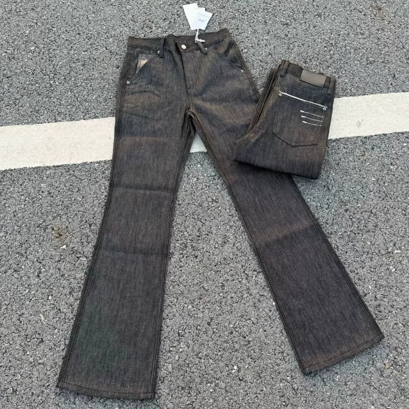 Uniszex fekete nyers denim farmer fekete hímzéssel, enyhén kiszélesedő szárú, egyenes szabás, mindennapi stílus