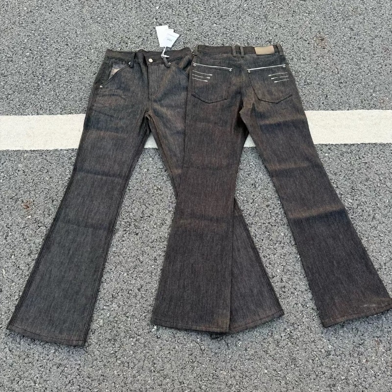 Uniszex fekete nyers denim farmer fekete hímzéssel, enyhén kiszélesedő szárú, egyenes szabás, mindennapi stílus