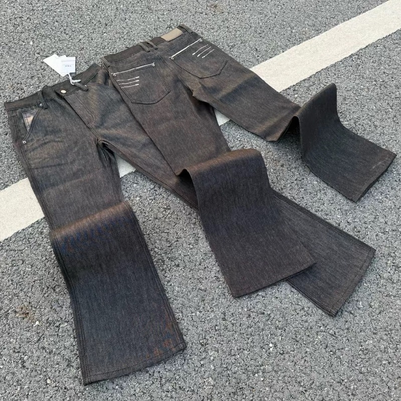 Uniszex fekete nyers denim farmer fekete hímzéssel, enyhén kiszélesedő szárú, egyenes szabás, mindennapi stílus