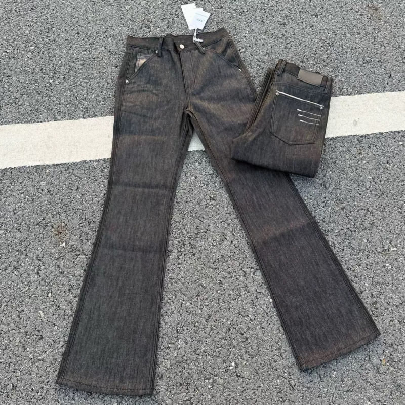 Uniszex fekete nyers denim farmer fekete hímzéssel, enyhén kiszélesedő szárú, egyenes szabás, mindennapi stílus