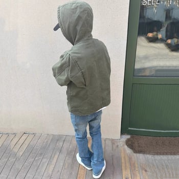 Muške svijetloplave traperice ravnog kroja s blagim širenjem nogavica, čisti kroj, američki gradski stil