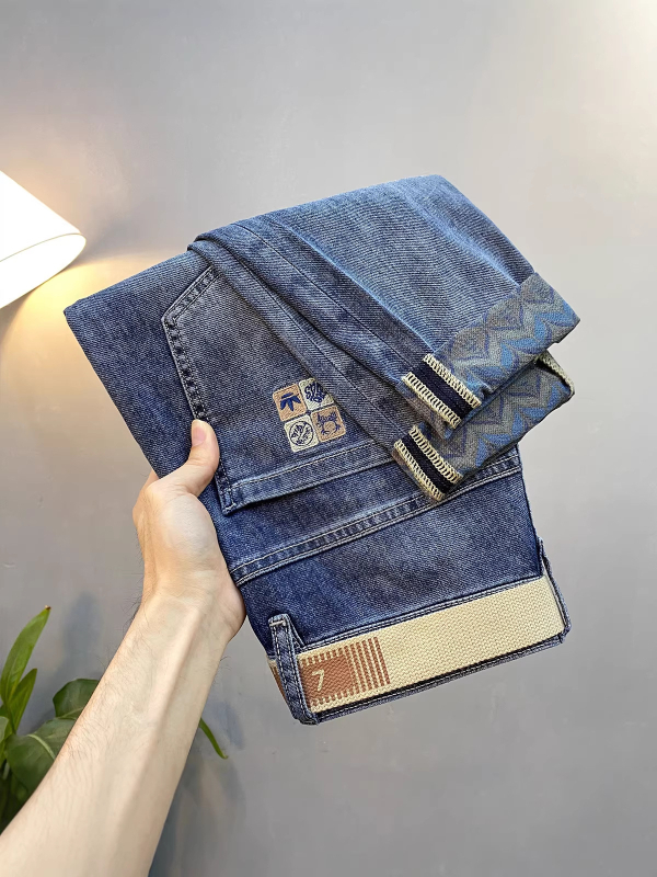 Férfi denim nadrág, tavasz-nyár 2026, mintás, elasztikus, hímzett, karcsú szabású, egyenes szár, ősz-télre