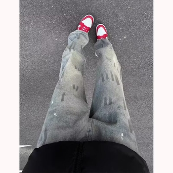 Férfi denim farmernadrág mosott és festett splash ink mintával, egyenes szár enyhe kiszélesedéssel bokáig, tavasz–ősz