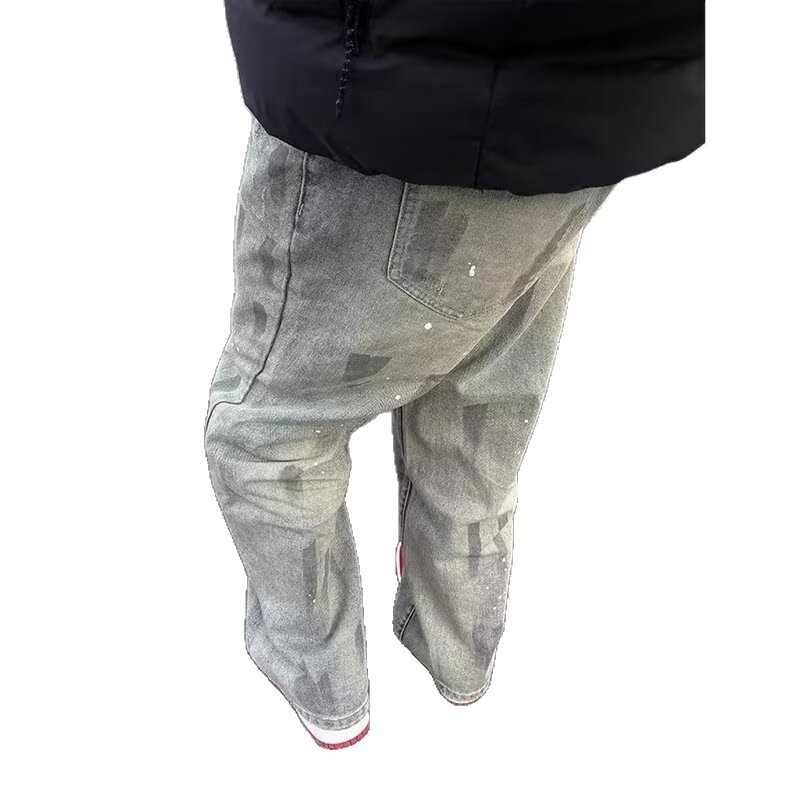 Férfi denim farmernadrág mosott és festett splash ink mintával, egyenes szár enyhe kiszélesedéssel bokáig, tavasz–ősz