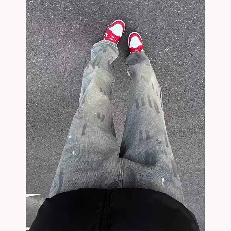 Férfi denim farmernadrág mosott és festett splash ink mintával, egyenes szár enyhe kiszélesedéssel bokáig, tavasz–ősz