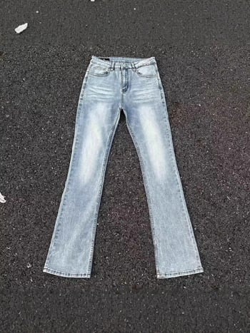 Muške traperice u pranom svijetlo plavom tonu, bootcut kroj, slim straight silueta koja vizualno produžuje noge, američki stil