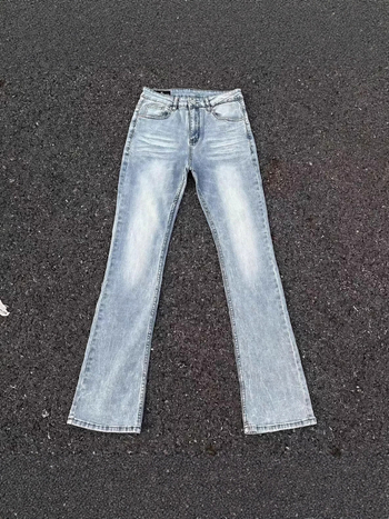 Muške traperice u pranom svijetlo plavom tonu, bootcut kroj, slim straight silueta koja vizualno produžuje noge, američki stil