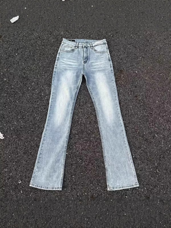 Muške traperice u pranom svijetlo plavom tonu, bootcut kroj, slim straight silueta koja vizualno produžuje noge, američki stil