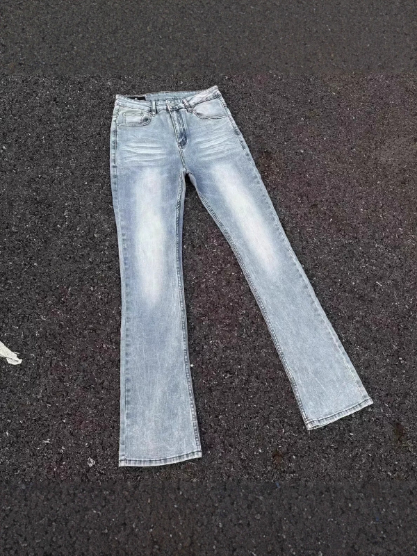 Muške traperice u pranom svijetlo plavom tonu, bootcut kroj, slim straight silueta koja vizualno produžuje noge, američki stil