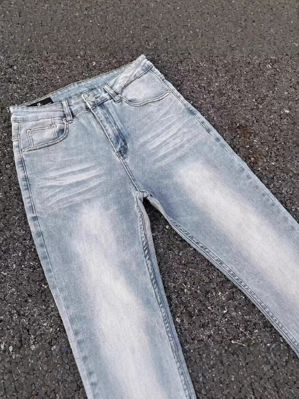 Muške traperice u pranom svijetlo plavom tonu, bootcut kroj, slim straight silueta koja vizualno produžuje noge, američki stil