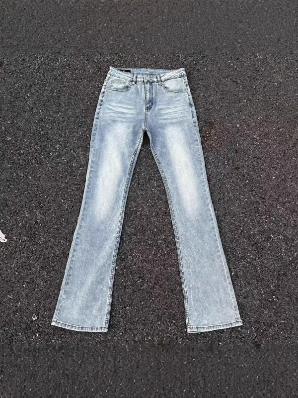 Muške traperice u pranom svijetlo plavom tonu, bootcut kroj, slim straight silueta koja vizualno produžuje noge, američki stil