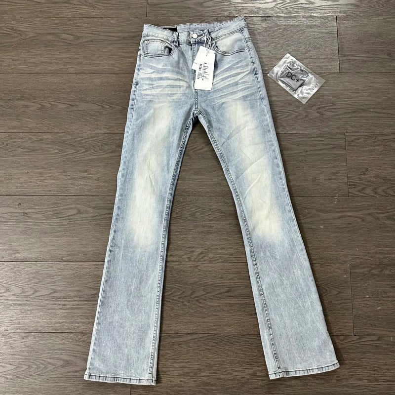 Muške traperice u pranom svijetlo plavom tonu, bootcut kroj, slim straight silueta koja vizualno produžuje noge, američki stil