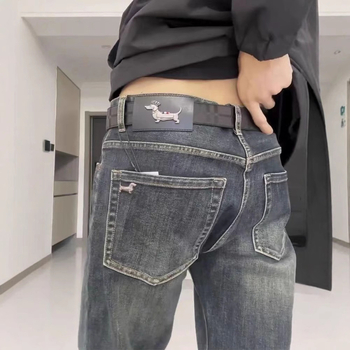 Férfi elasztikus denimnadrág fém jelvénnyel – retro slim-fit, egyenes szár