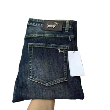 Férfi elasztikus denimnadrág fém jelvénnyel – retro slim-fit, egyenes szár