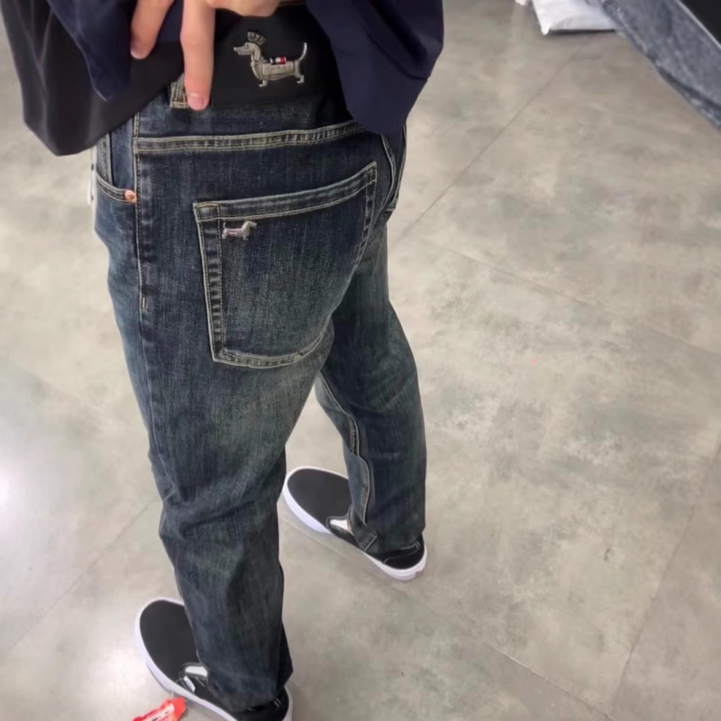 Férfi elasztikus denimnadrág fém jelvénnyel – retro slim-fit, egyenes szár