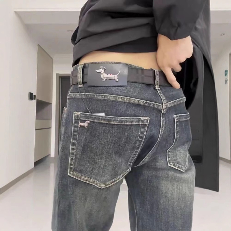 Férfi elasztikus denimnadrág fém jelvénnyel – retro slim-fit, egyenes szár