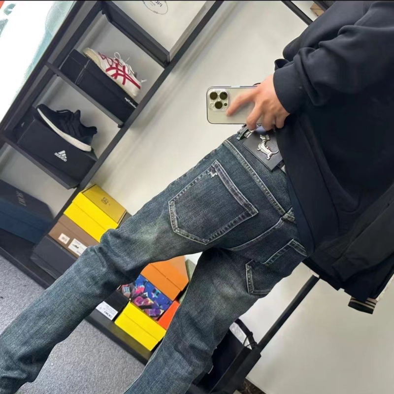 Férfi elasztikus denimnadrág fém jelvénnyel – retro slim-fit, egyenes szár
