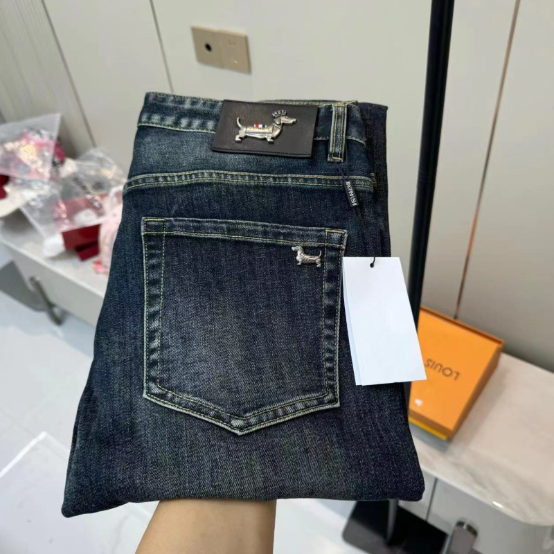 Férfi elasztikus denimnadrág fém jelvénnyel – retro slim-fit, egyenes szár