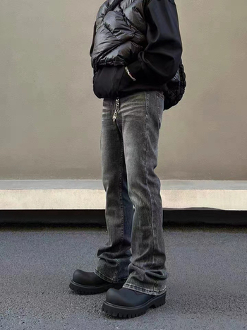 Férfiaknak amerikai stílusú farmernadrág, mosott fekete denim, egyenes/slim fazon, enyhén szélesedő szár, hímzés Twist Flower