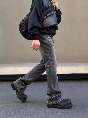Férfiaknak amerikai stílusú farmernadrág, mosott fekete denim, egyenes/slim fazon, enyhén szélesedő szár, hímzés Twist Flower