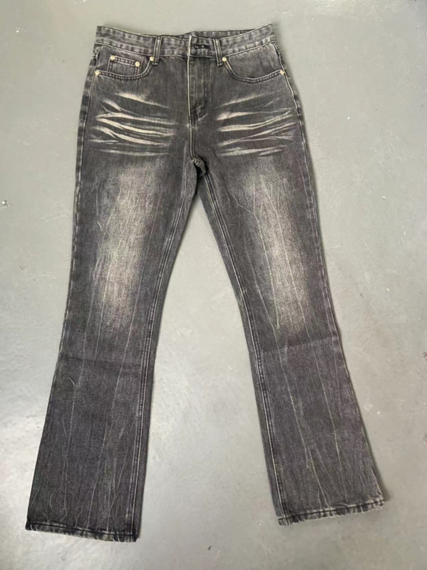 Férfiaknak amerikai stílusú farmernadrág, mosott fekete denim, egyenes/slim fazon, enyhén szélesedő szár, hímzés Twist Flower